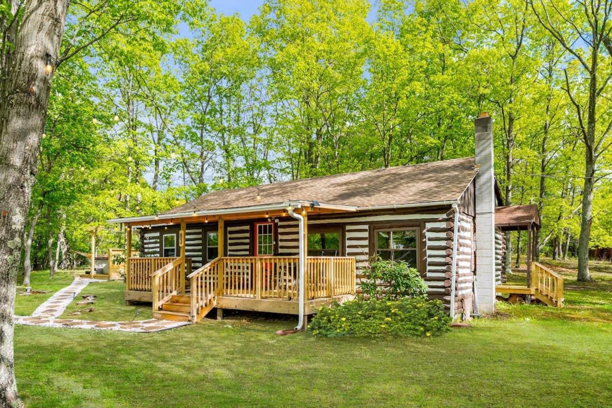 Modernized Log Cabin W Hot Tub Fire Pit & Views Беркли-Спрингс Экстерьер фото