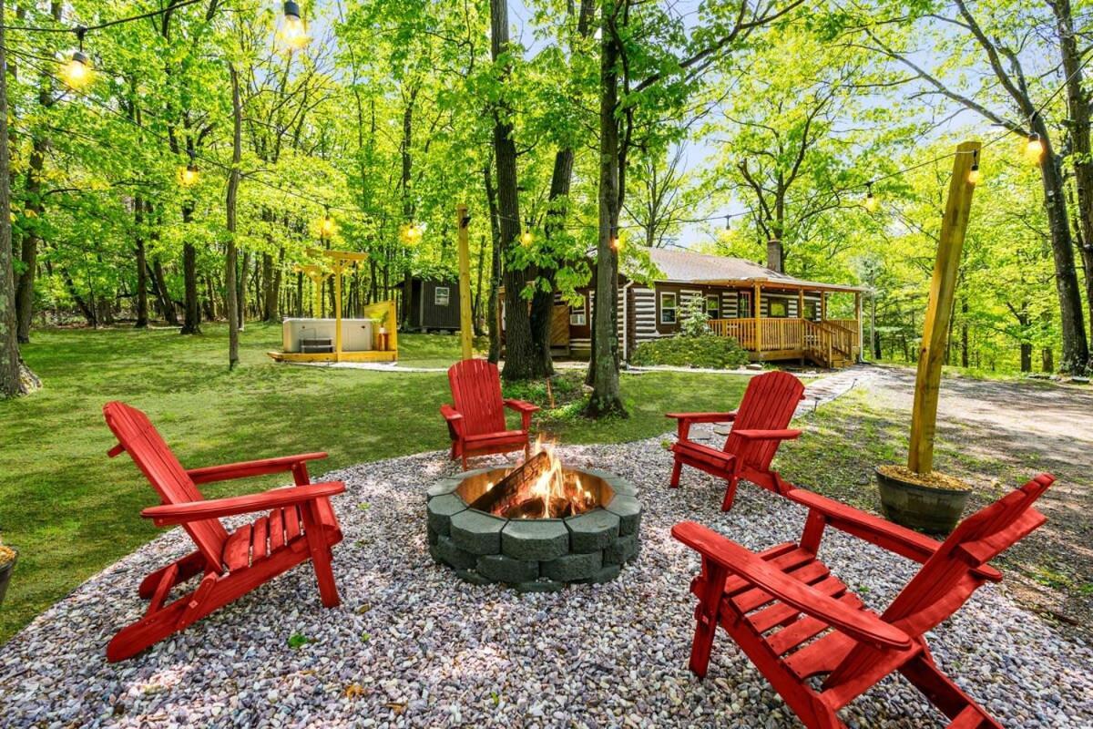 Modernized Log Cabin W Hot Tub Fire Pit & Views Беркли-Спрингс Экстерьер фото