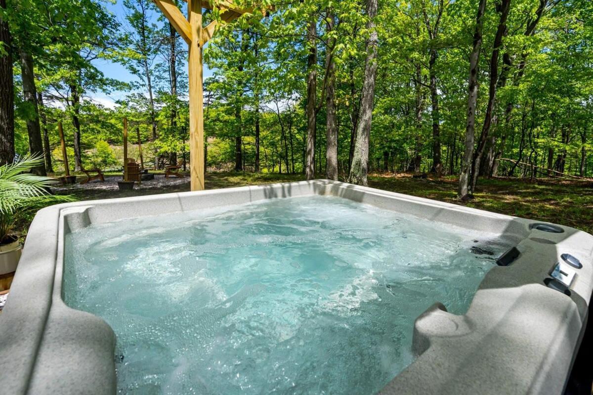 Modernized Log Cabin W Hot Tub Fire Pit & Views Беркли-Спрингс Экстерьер фото