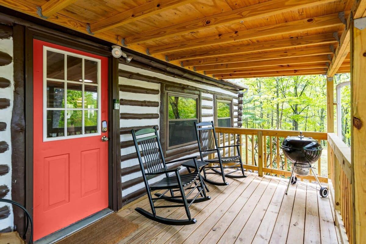 Modernized Log Cabin W Hot Tub Fire Pit & Views Беркли-Спрингс Экстерьер фото